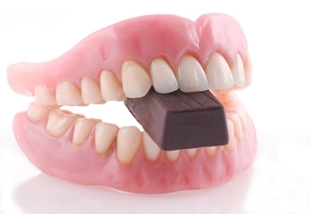 Protez Diş Bakımı Nasıl Yapılır?